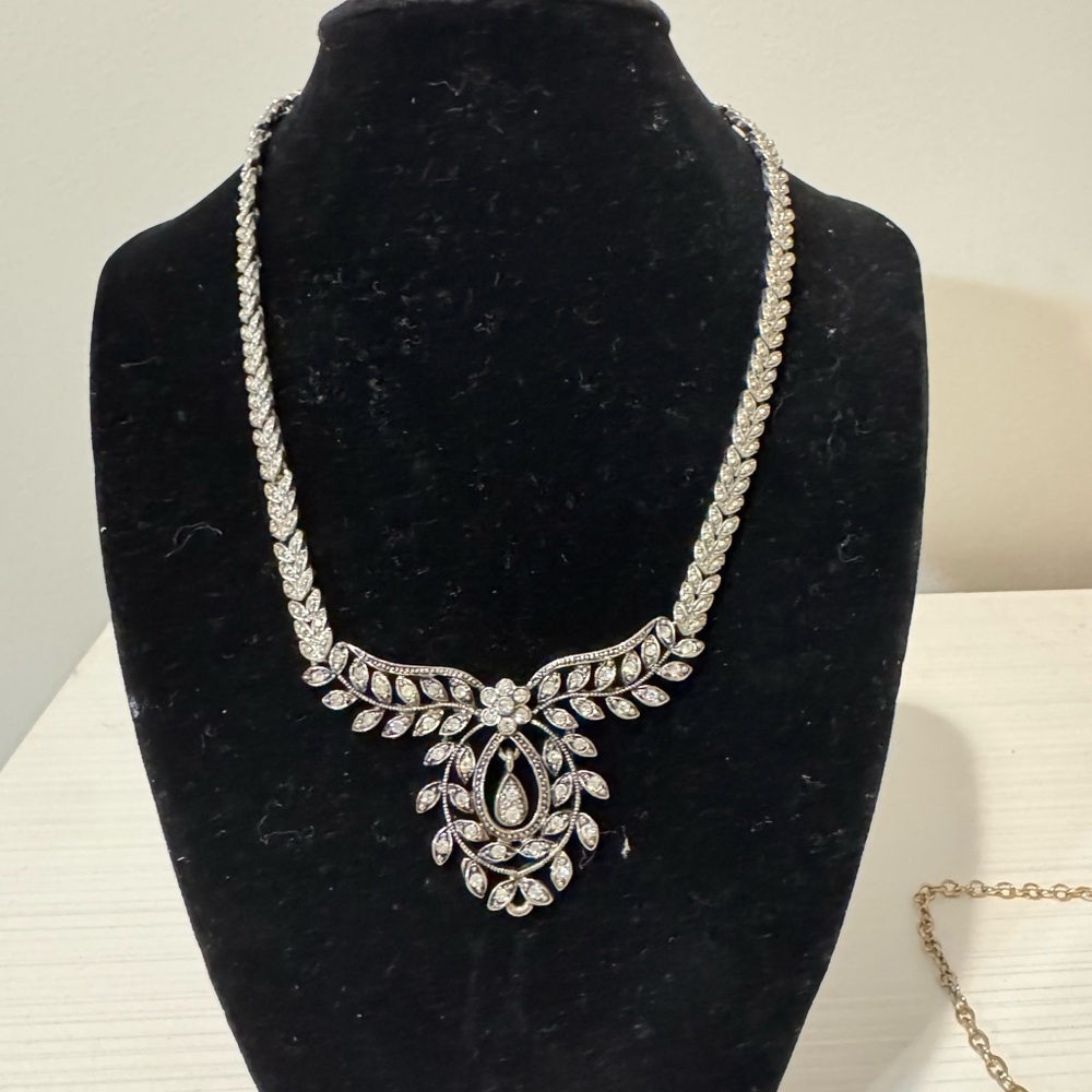 Vintage elegant Silver-tone Necklace with Intricate Design